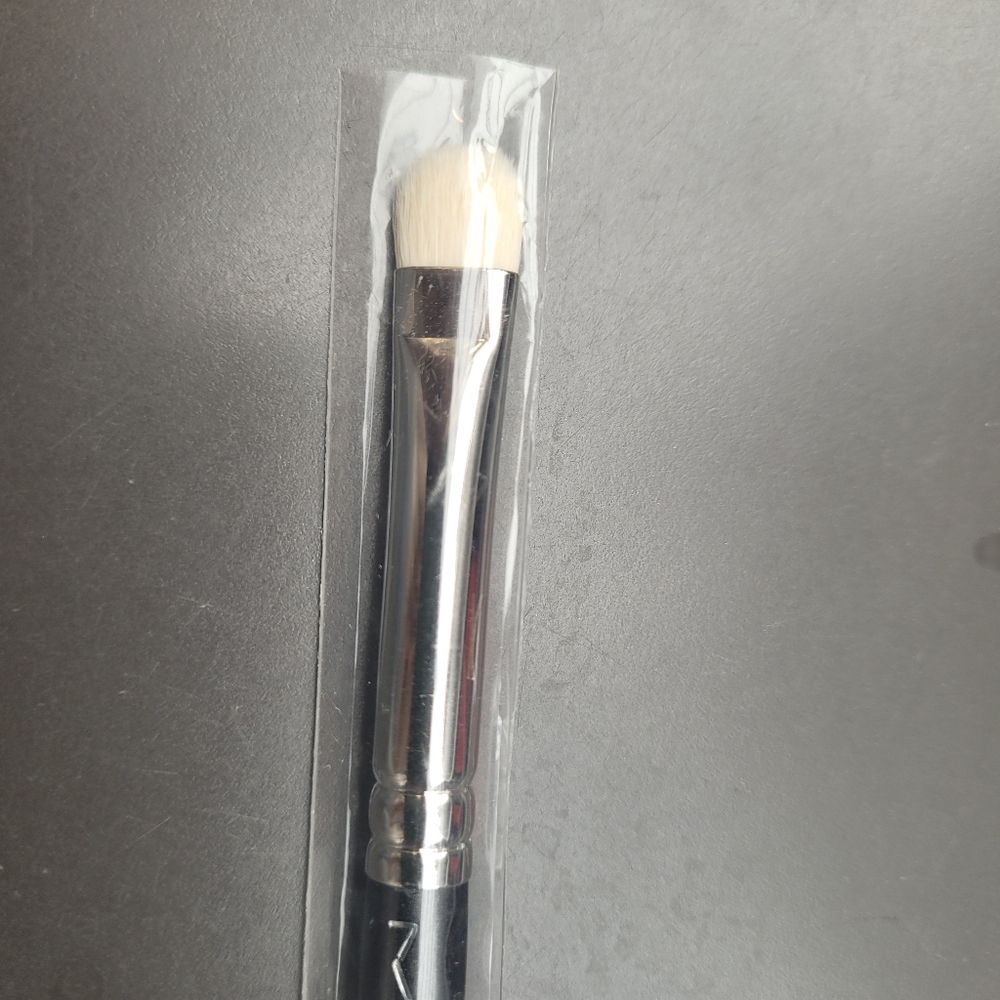 Eye shadow brush